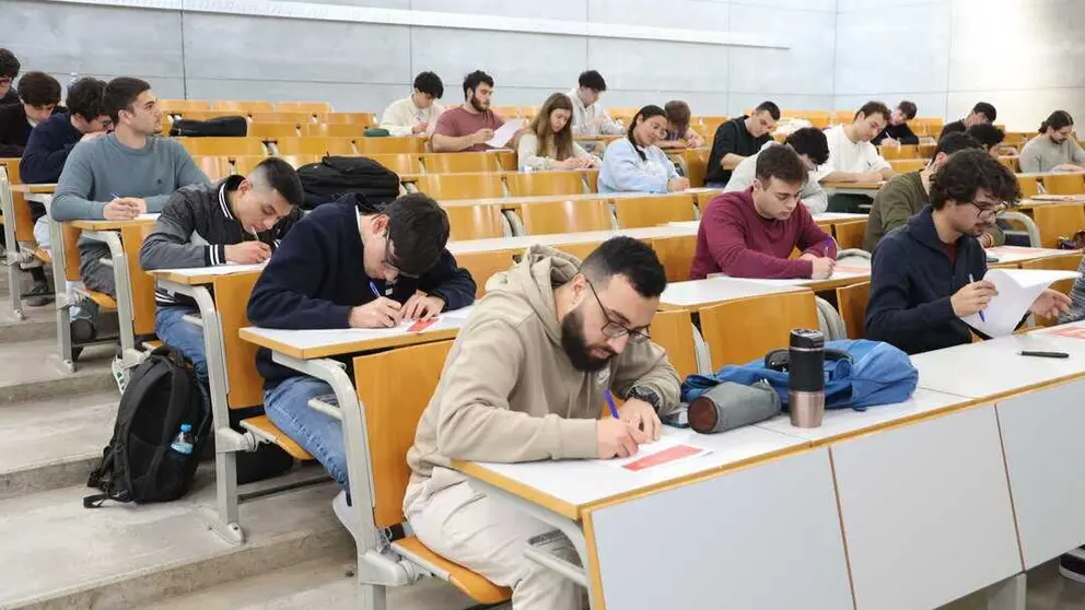 Estudiantes de la UPCT haciendo el test de razonamiento l&oacute;gico de MTorres en la Escuela de Ingenier&iacute;a Industrial. (CARM)