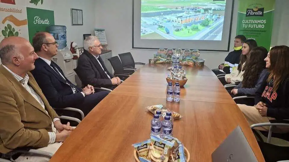 El consejero de Educaci&oacute;n y Formaci&oacute;n Profesional, V&iacute;ctor Mar&iacute;n, visita las instalaciones de la empresa agr&iacute;cola Florette, donde alumnado de Formaci&oacute;n Profesional realiza pr&aacute;cticas. (CARM)