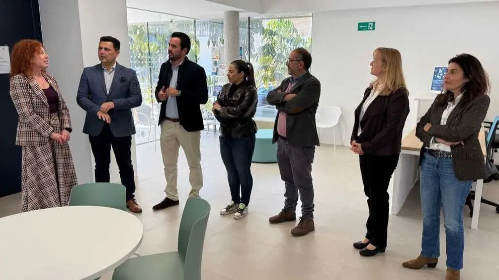La directora general del SEF, Pilar Valero, junto con el alcalde de San Javier, Jos&eacute; Miguel Luengo, durante la visita al centro Activa. (CARM)