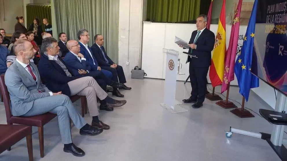 El consejero de Medio Ambiente, Juan Mar&iacute;a V&aacute;zquez, presenta el Plan Industrial de la Regi&oacute;n de Murcia al Consejo Social de la UPCT. (UPCT)