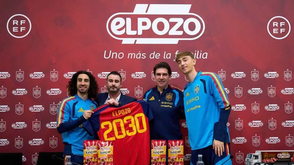 Representantes de la RFEF y de ElPozo Alimentaci&oacute;n, junto a jugadores de la Selecci&oacute;n Espa&ntilde;ola, durante el acto de formalizaci&oacute;n del acuerdo celebrado en la Ciudad del F&uacute;tbol de Las Rozas. (Grupo Fuertes)