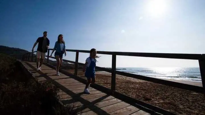 Una familia disfrutando del litoral de la Regi&oacute;n. (CARM)