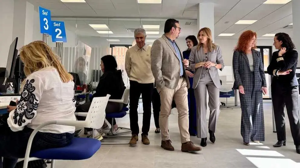 La consejera de Empleo, Marisa L&oacute;pez Arag&oacute;n, durante su visita a la Oficina del SEF de Cieza. (CARM)
