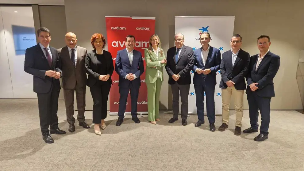 Foto de familia durante la renovaci&oacute;n del convenio. (CaixaBank)