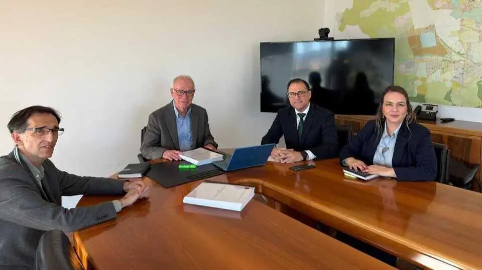 Un momento de la reuni&oacute;n entre Frecom y el ayuntamiento de Murcia. (Frecom)