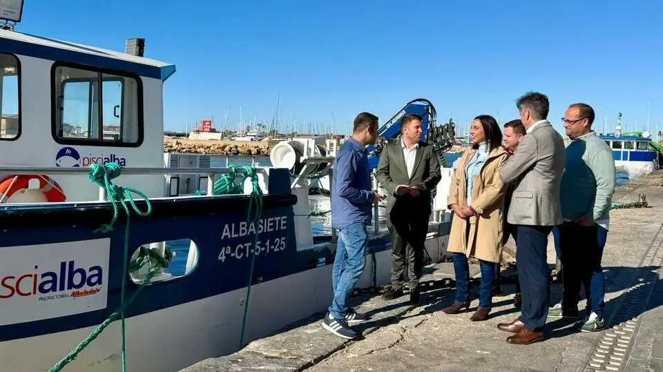 La consejera Sara Rubira junto al alcalde de San Pedro del Pinatar, Pedro Javier S&aacute;nchez, en el muelle norte del puerto pesquero del municipio. (CARM)