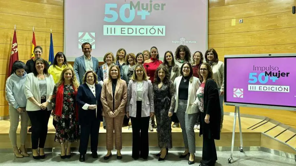 La consejera Conchita Ruiz junto con la presidenta de OMEP, Noem&iacute; Mu&ntilde;oz, en la presentaci&oacute;n de la III edici&oacute;n del programa 'Impulso Mujer +50'.&nbsp;(CARM)