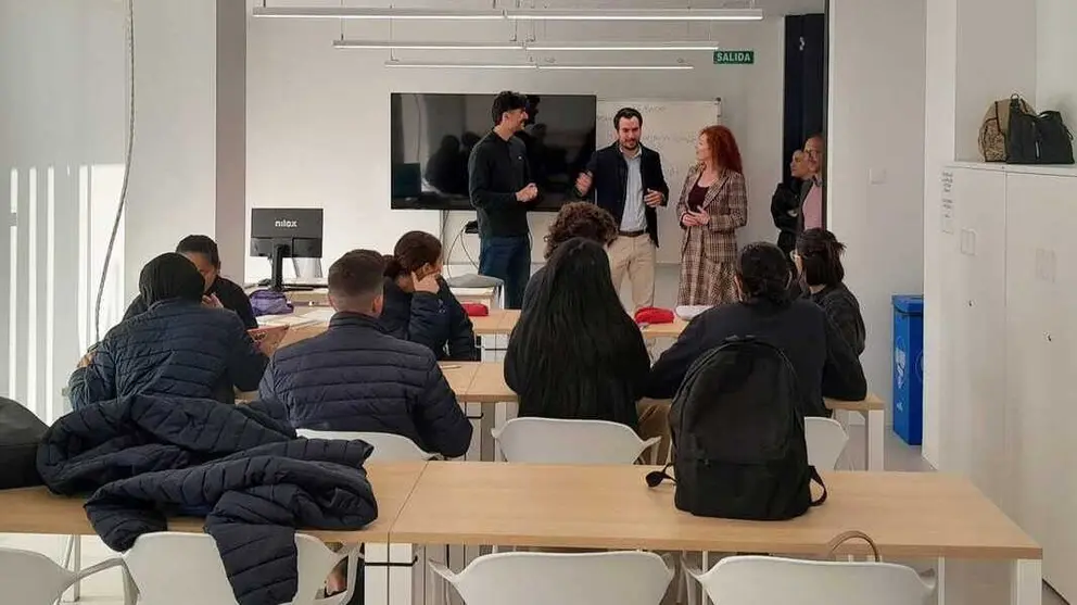 La directora general del SEF, Pilar Valero, durante una visita a alumnos. (CARM)