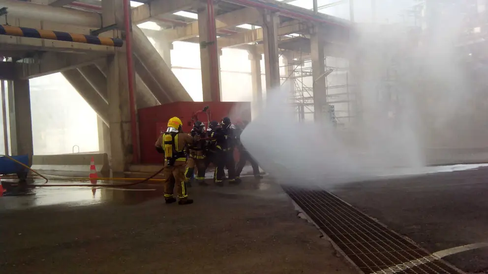 T&eacute;cnicos de la Direcci&oacute;n General de Industria, Energ&iacute;a y Minas, durante una inspecci&oacute;n de medidas de seguridad en una instalaci&oacute;n energ&eacute;tica. (CARM)
