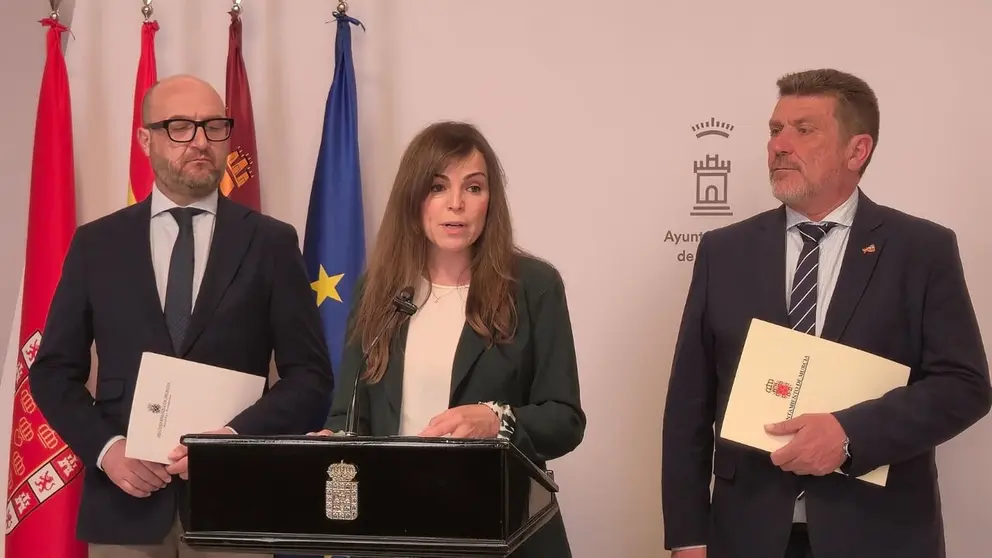 La vicealcaldesa Rebeca P&eacute;rez, dando a conocer el contingente.