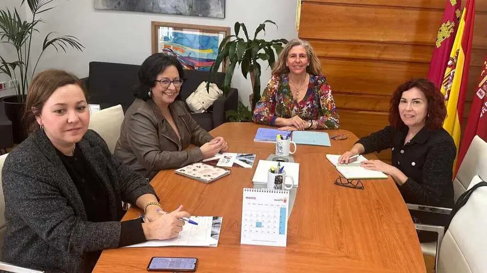La concejal de Promoci&oacute;n Econ&oacute;mica y Empleo del consistorio murciano, Mercedes Bernab&eacute;, junto a representantes de UPTA. (Ayuntamiento de Murcia)