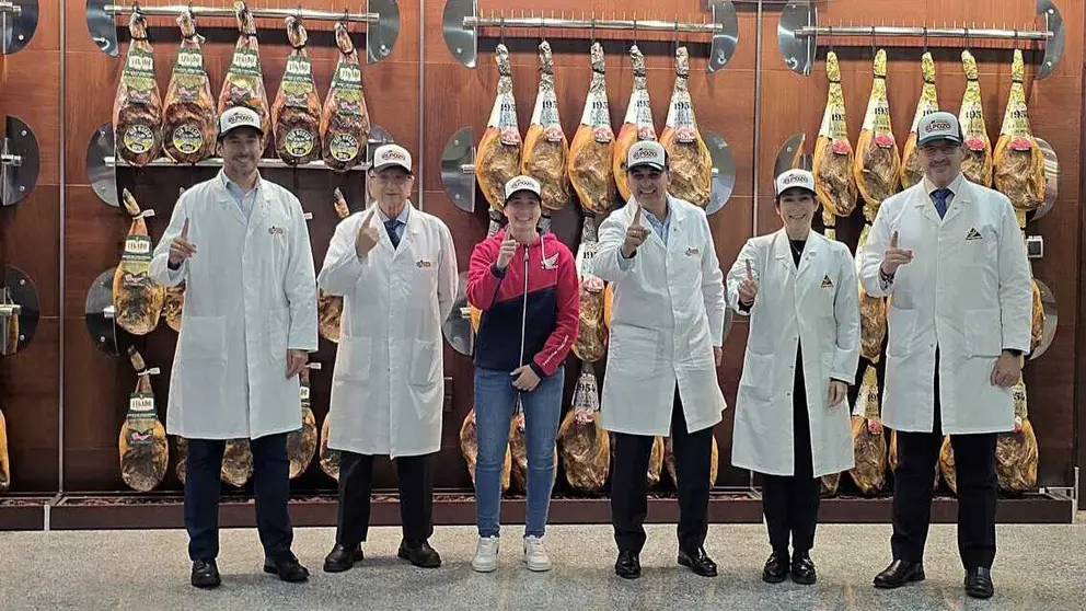 La Direcci&oacute;n de El Pozo Alimentaci&oacute;n junto a la piloto de motociclismo Ana Carrasco, nueva embajadora de la marca. (Grupo Fuertes)