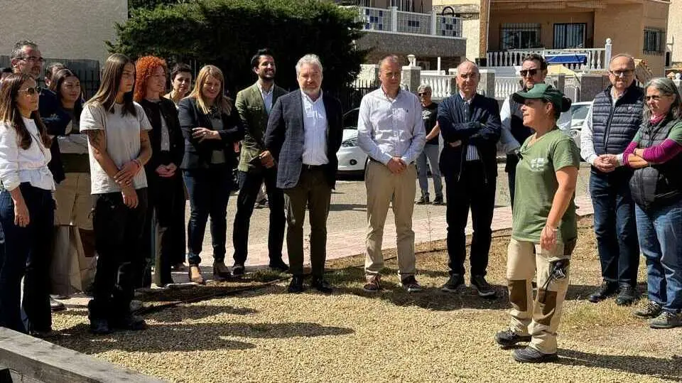 Visita de la directora del SEF, Pilar Valero, al nuevo Jard&iacute;n del Mar de Albor&aacute;n, en Mazarr&oacute;n. (CARM)