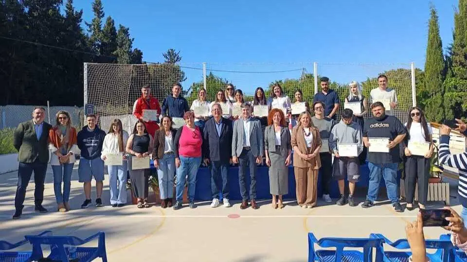 Foto de familia durante la entrega de los diplomas. (CARM)