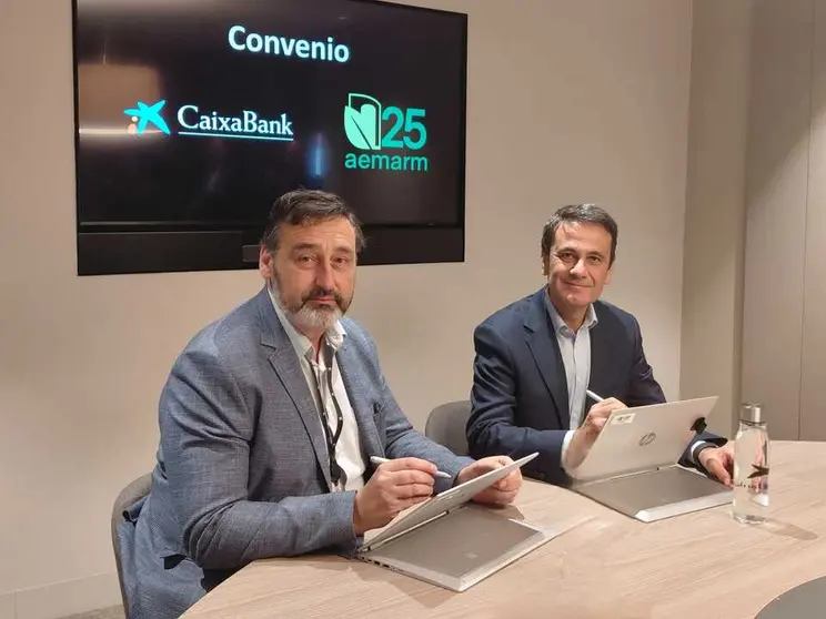 El presidente de la Asociaci&oacute;n de Empresas de Medio Ambiente de la Regi&oacute;n de Murcia (AEMA), Daniel Robles.
El director comercial de Empresas de CaixaBank en Alicante y Murcia, Juan Jes&uacute;s Lozano.