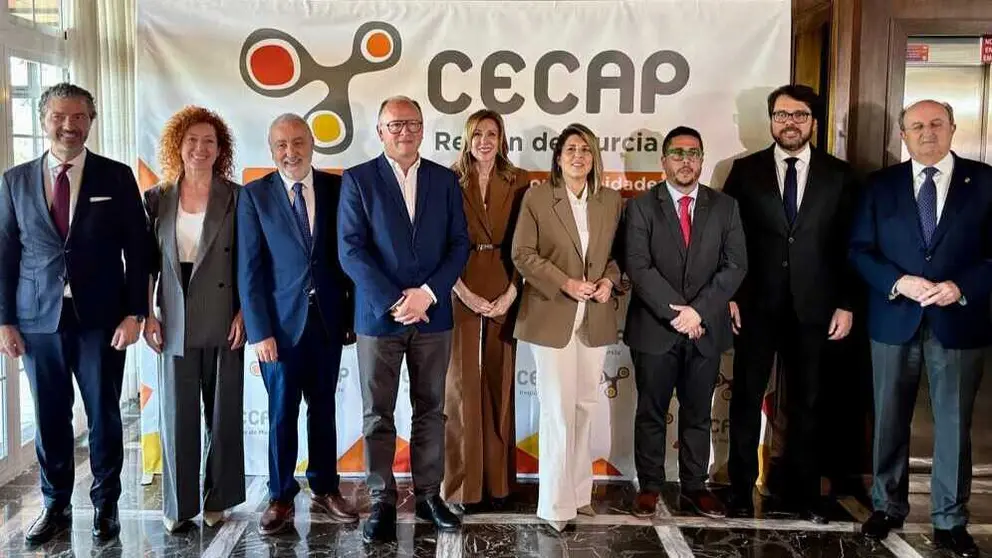 Imagen de familia en la jornada &lsquo;Formaci&oacute;n, empleo y colaboraci&oacute;n p&uacute;blico-privada&rsquo;, organizada por CECAP en Cartagena. (CARM)