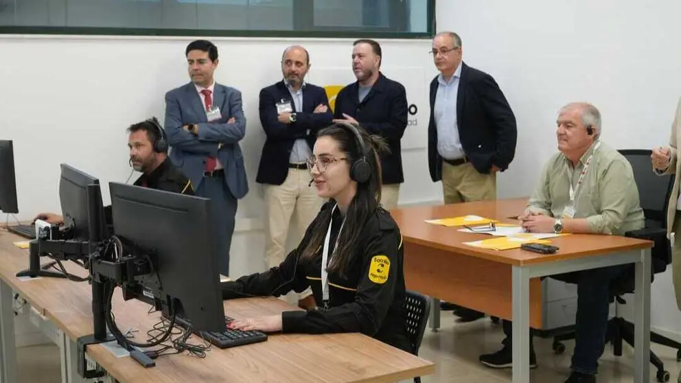 Imagen durante la visita a las instalaciones de la startup Alterna Tecnolog&iacute;as. (CARM)