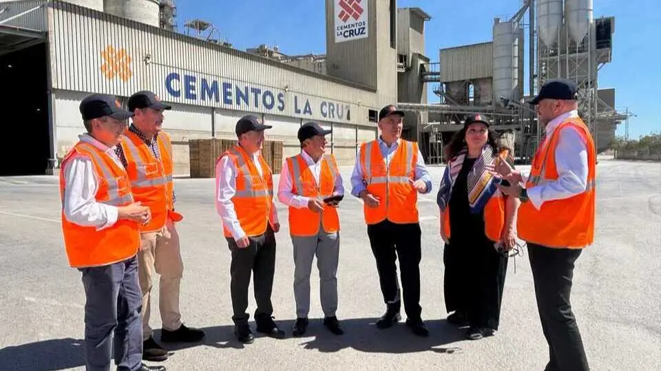 Visita del consejero de Medio Ambiente, Juan Mar&iacute;a V&aacute;zquez, a la empresa Cementos la Cruz. (CARM)