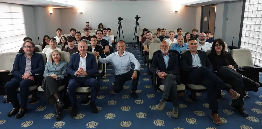 Fotograf&iacute;a grupal con el CEO y los asistentes a la sesi&oacute;n. (Ra&uacute;l Alc&aacute;ntara)