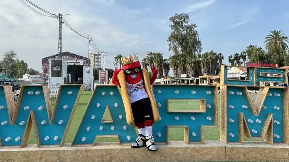 La mascota &lsquo;PerriKing&rsquo; en el Warm Up Estrella de Levante. (El Pozo Alimentaci&oacute;n)