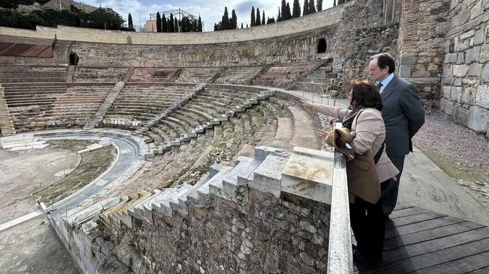 Jaime Alfons&iacute;n y Elena Ruiz durante la visita al Teatro Romano de Cartagena. (Iberdrola)