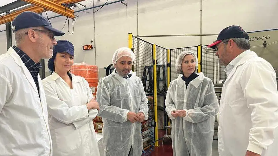 La consejera Marisa L&oacute;pez Arag&oacute;n durante una visita a la empresa CMSA el pasado mes de febrero. (CARM)