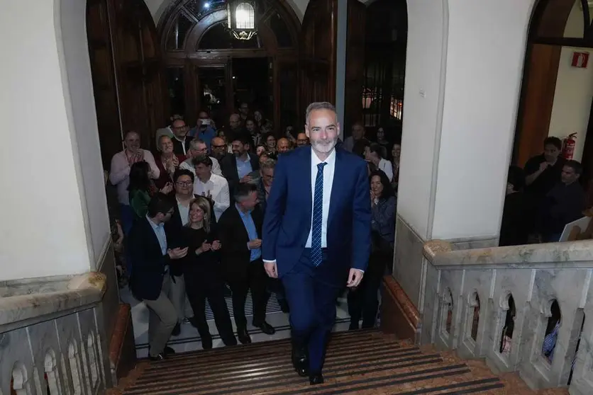 El rector electo, Samuel Baixauli, a su llegada a la Convalecencia tras convertirse en ganador de las elecciones