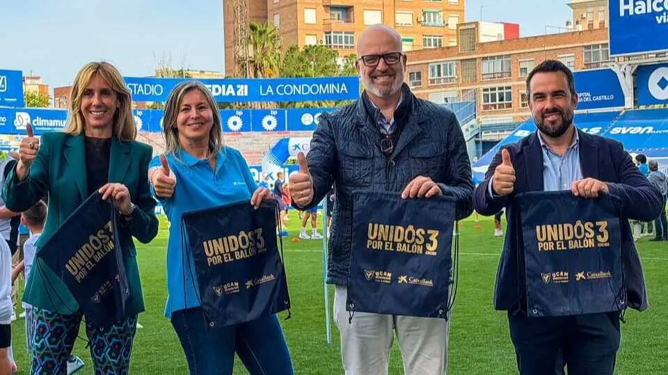 Imagen de familia durante la tercera edici&oacute;n de&nbsp;&lsquo;Unidos por el bal&oacute;n&rsquo; de&nbsp;CaixaBank y el UCAM Murcia C.F. (CaixaBank)