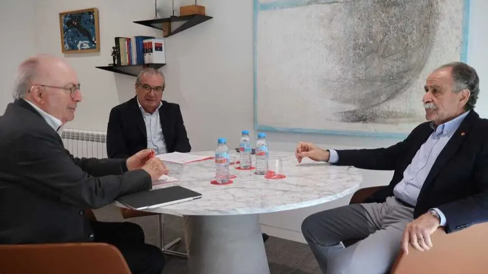 Imagen durante la firma del convenio. (Portavoz)