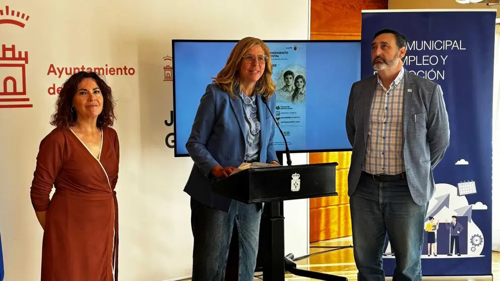 La concejal Mercedes Bernab&eacute; presenta el taller. (Ayuntamiento de Murcia)