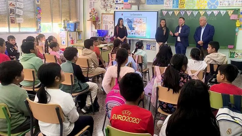 Im&aacute;genes de la presentaci&oacute;n del c&oacute;mic ganadero en el Colegio Deitania de Totana. (CARM)