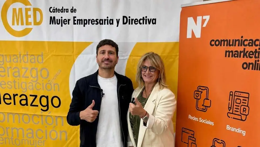 Isabel Mart&iacute;nez Conesa, directora de la C&aacute;tedra de Mujer Empresaria y Directiva de la UMU, y Nacho Tom&aacute;s, director general de N7, sellan el acuerdo. (N7)