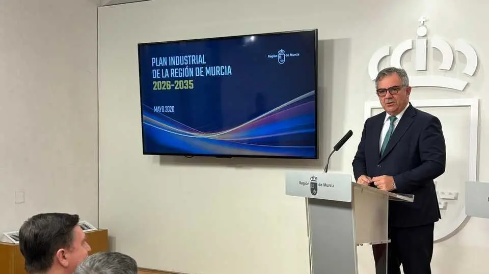 El consejero de Investigaci&oacute;n, Juan Mar&iacute;a V&aacute;zquez, informa de los principales aspectos del Plan Industrial de la Regi&oacute;n de Murcia 2026-2035 que ha aprobado el Consejo de Gobierno. (CARM)