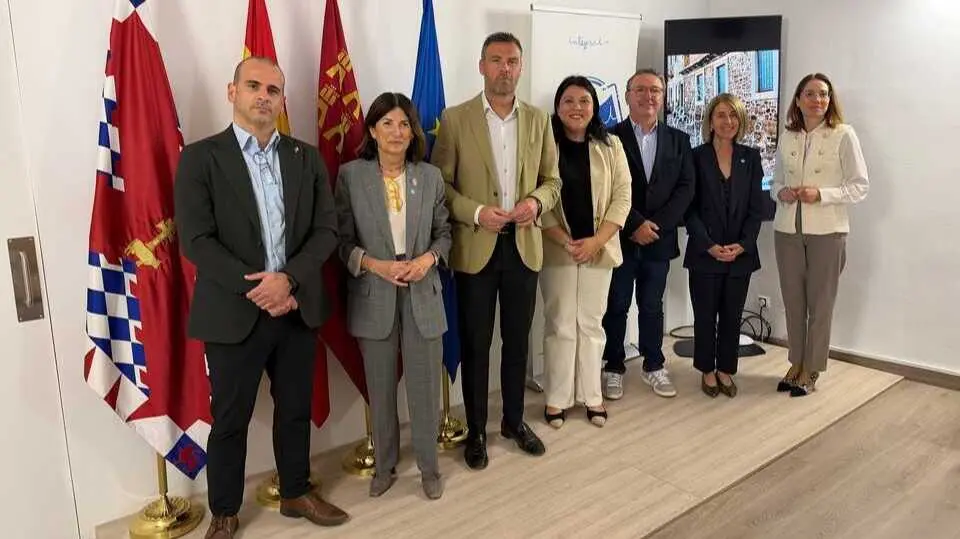Foto de familia tras la firma del convenio. (CaixaBank)