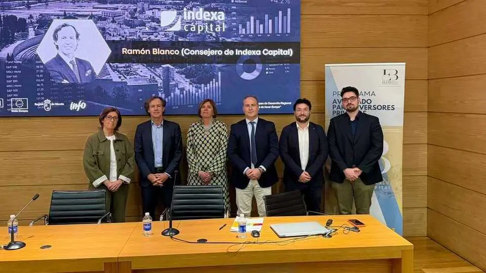 Imagen de familia en la nueva sesi&oacute;n de la IV Edici&oacute;n del Programa Avanzado para Inversores Privados &Eacute;liteBan. (CEEIC)