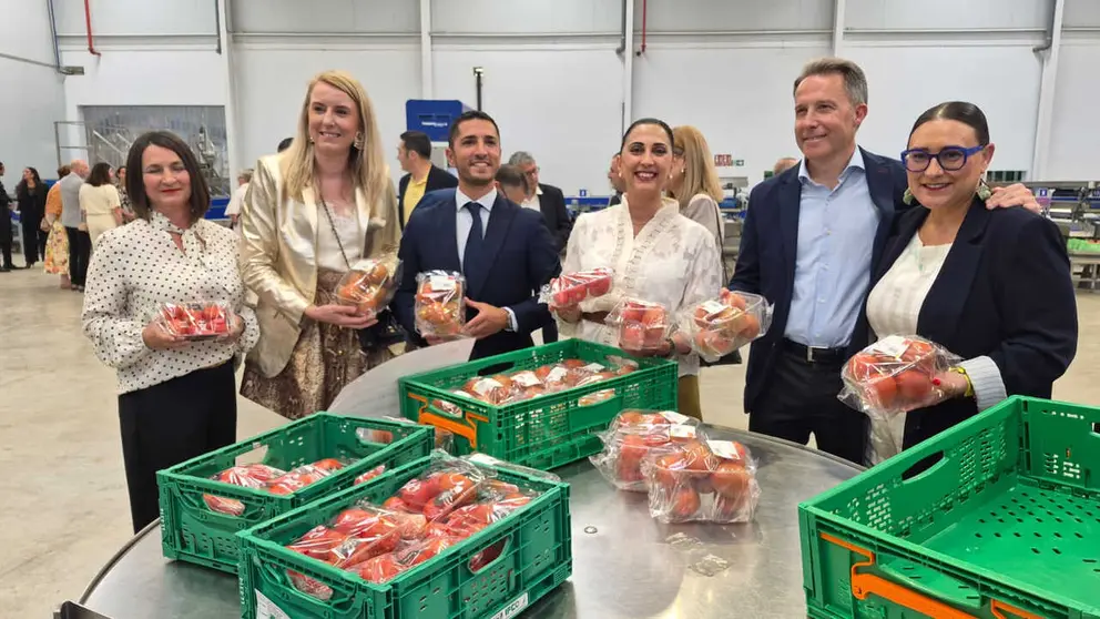 Un momento de la inauguraci&oacute;n de la nueva planta de la empresa Looije en Lorca. (CARM)