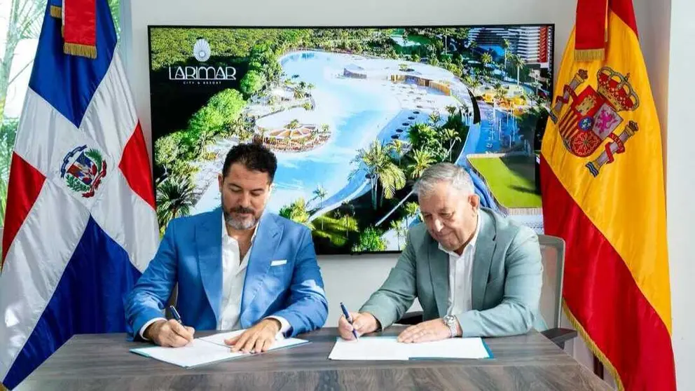 Juan Andr&eacute;s Romero, presidente de Clerhp,&nbsp;y Vicente Pons, uno de los propietarios de Point, firman el acuerdo. (Agencia Weekend)