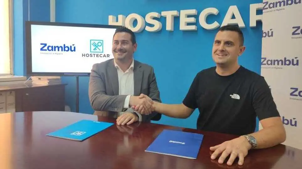 Imagen durante la firma de renovaci&oacute;n del convenio. (Hostecar)