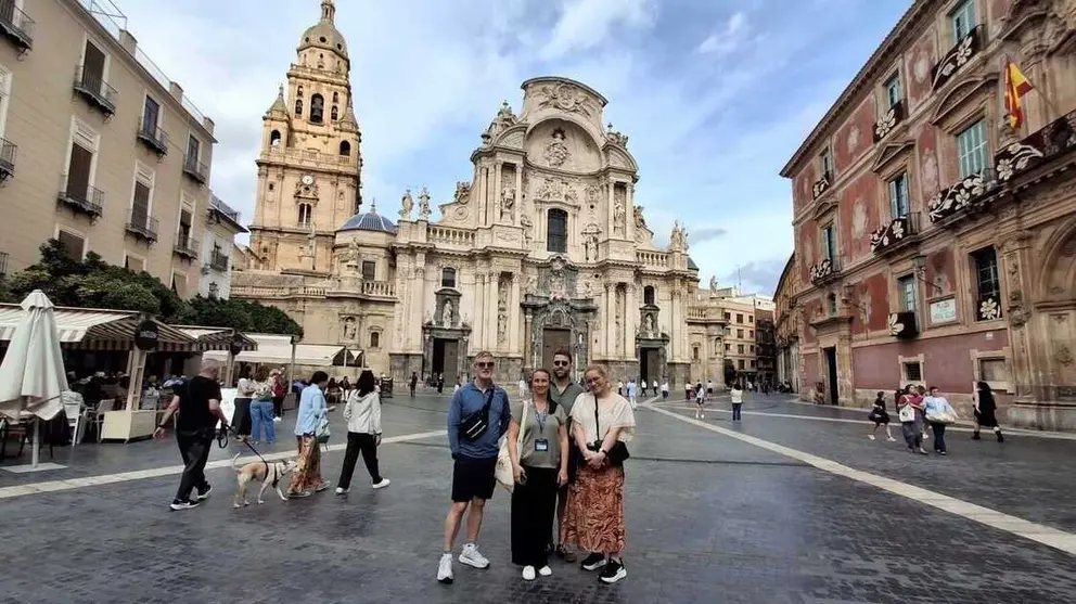 Operadores tur&iacute;sticos de Suecia, Dinamarca e Islandia frente a la Catedral de Murcia durante el viaje de familiarizaci&oacute;n. (CARM)