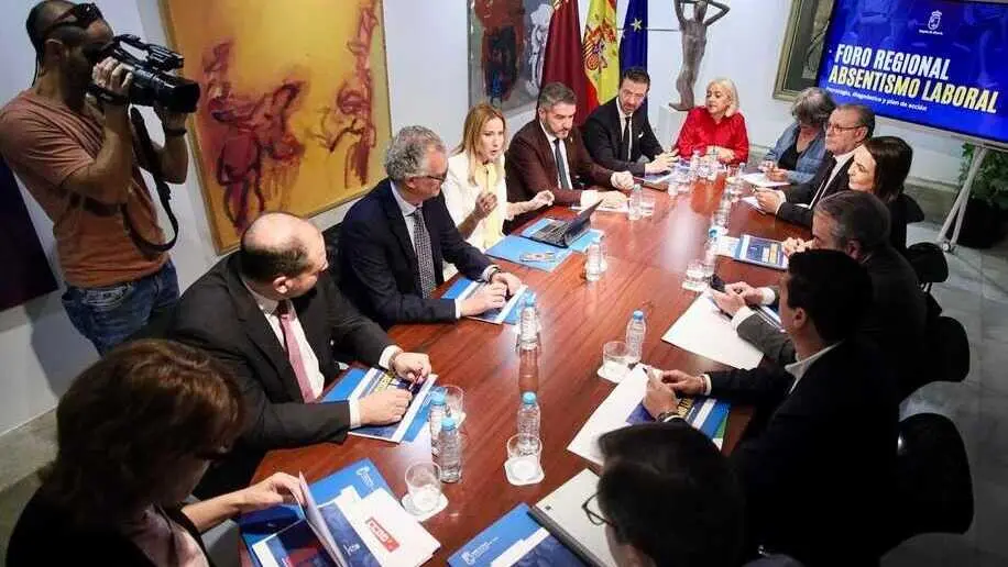 Reuni&oacute;n de constituci&oacute;n del Foro Regional sobre Absentismo Laboral. (CARM)