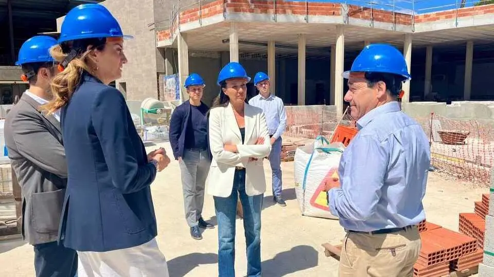 La consejera Carmen Conesa y la alcaldesa Patricia Fern&aacute;ndez, durante su visita al Balneario de Archena. (CARM)