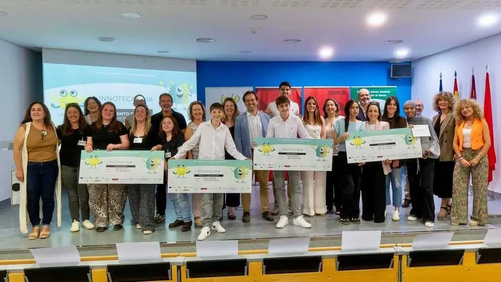 Foto de familia de los finalistas de Innoteca 2026. (CARM)