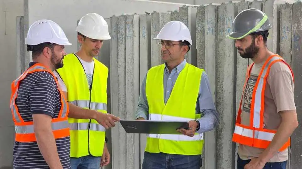 El CEO de Casas Mundejo junto a su equipo. (Frecom)