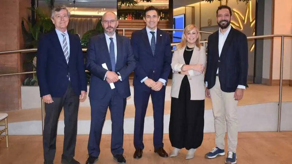 Imagen de familia en la jornada &lsquo;Empresa familiar y direcci&oacute;n profesional: claves para crecer sin perder el alma&rsquo; de Amefmur y Adimur. (Potavoz)