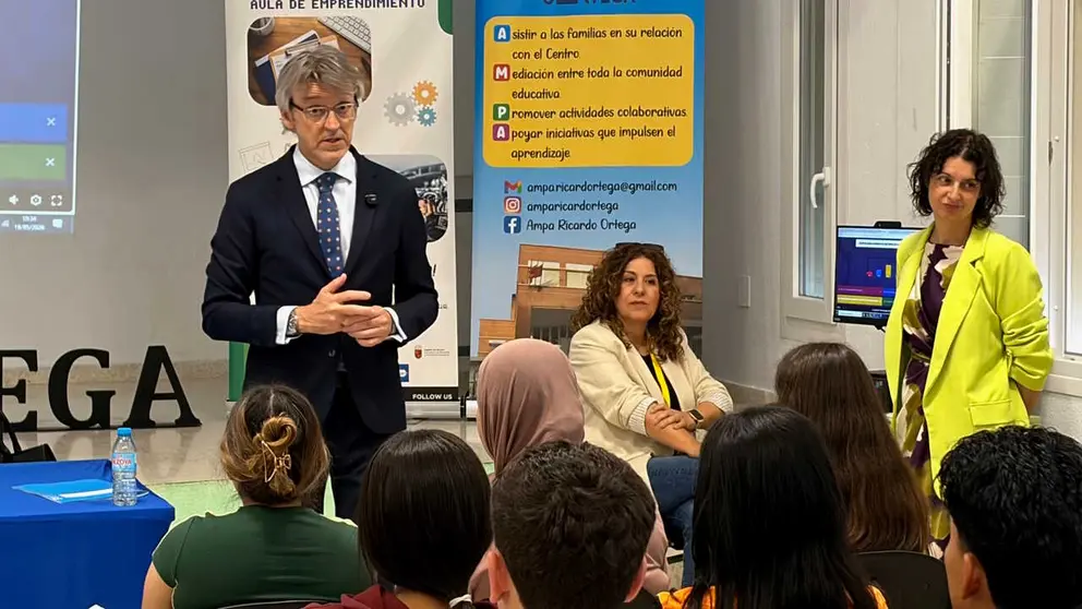 Un momento de la charla del consejero Luis Alberto Mar&iacute;n en el IES Ricardo Ortega, en Fuente &Aacute;lamo, y con los alumnos y docentes del centro. (CARM)