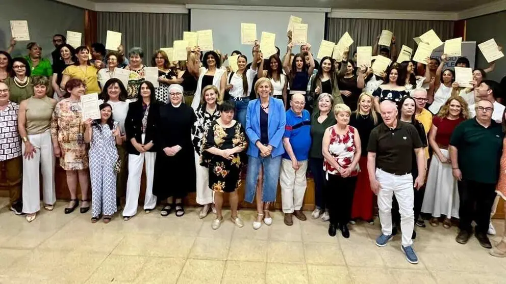 Foto de familia durante la entrega de diplomas. (Ayuntamiento de Murcia)