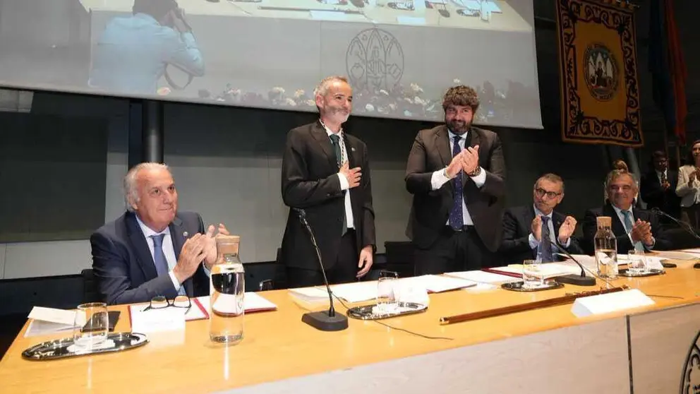 El rector de la UMU, Samuel Baixauli, recibe el aplauso de la mesa presidencial y del sal&oacute;n de actos de la Facultad de Econom&iacute;a y Empresa. (UMU)