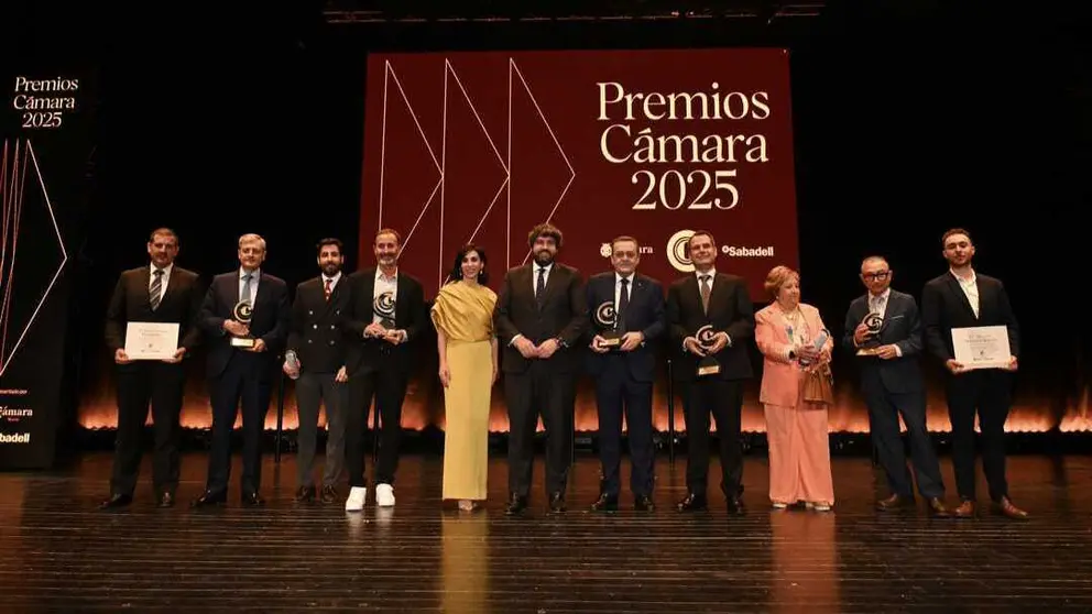Imagen con los ganadores de los Premios C&aacute;mara 2025. (CARM)
