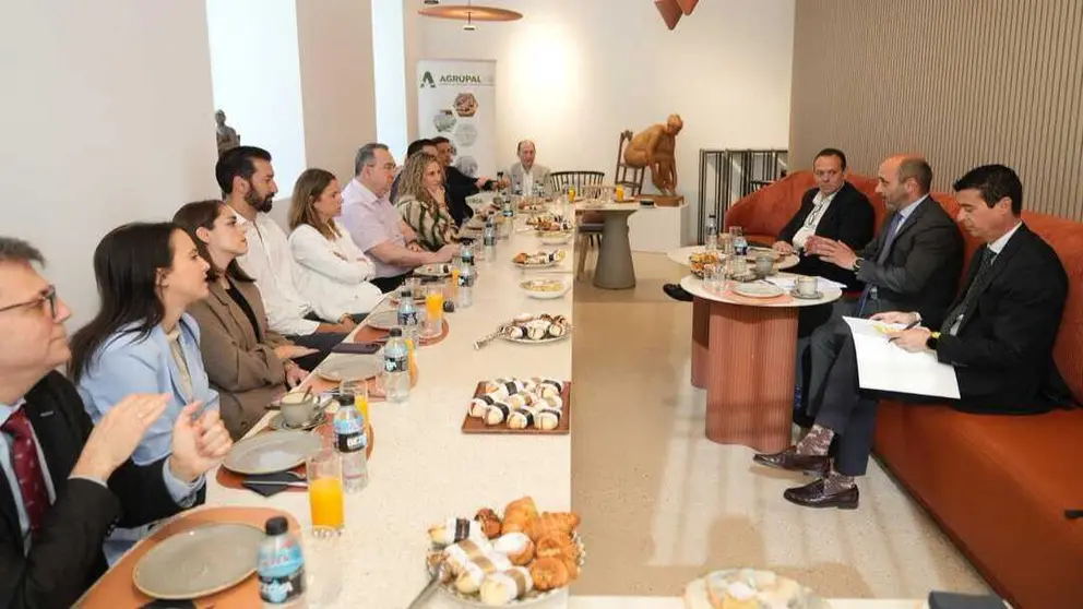 El director general del Info, Joaqu&iacute;n G&oacute;mez, explica a los asistentes al desayuno de Agrupal la internacionalizaci&oacute;n estrat&eacute;gica del Gobierno regional. (CARM)