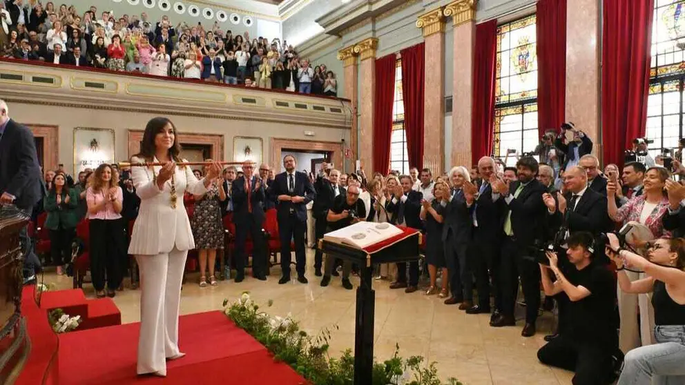 Imagen de Rebeca P&eacute;rez durante la toma de posesi&oacute;n. (Ayuntamiento de Murcia)